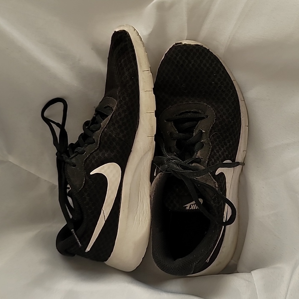 Nike size 5.5 youth shoes